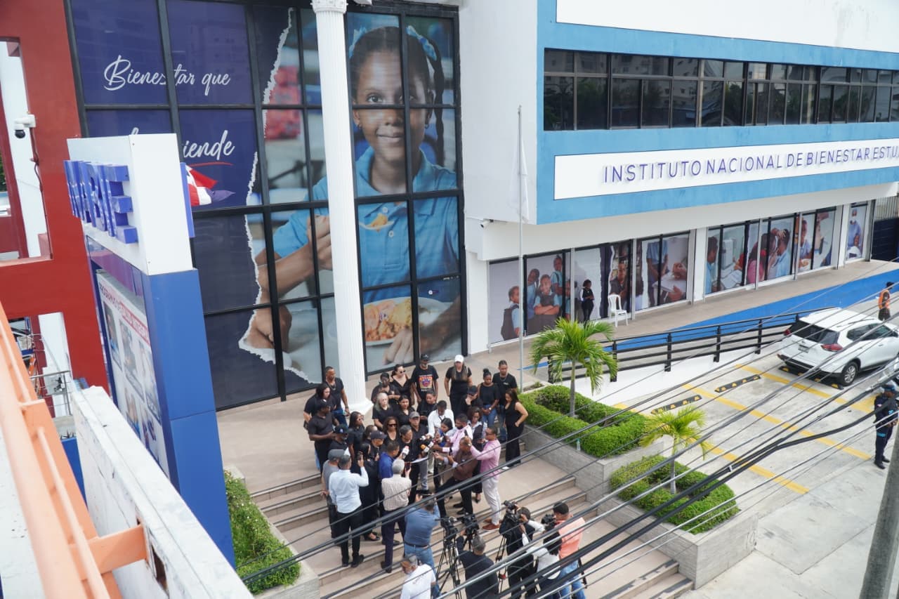 Suplidores del almuerzo escolar protestan frente al INABIE y exigen frenar movimientos en licitación